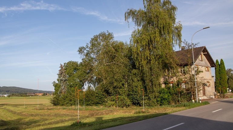 Foto des Grundstück mit aufgestellten Visieren